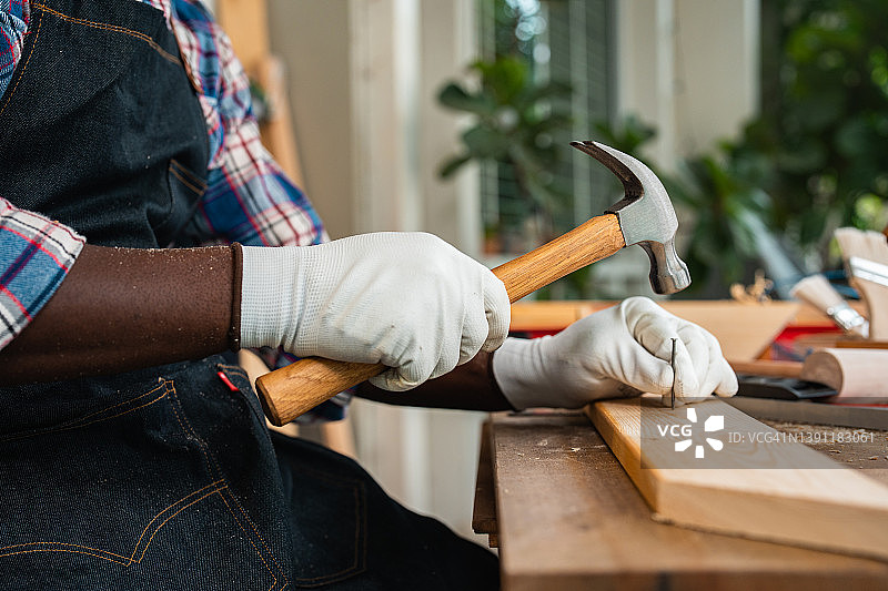 木匠用锤子钉钉子图片素材