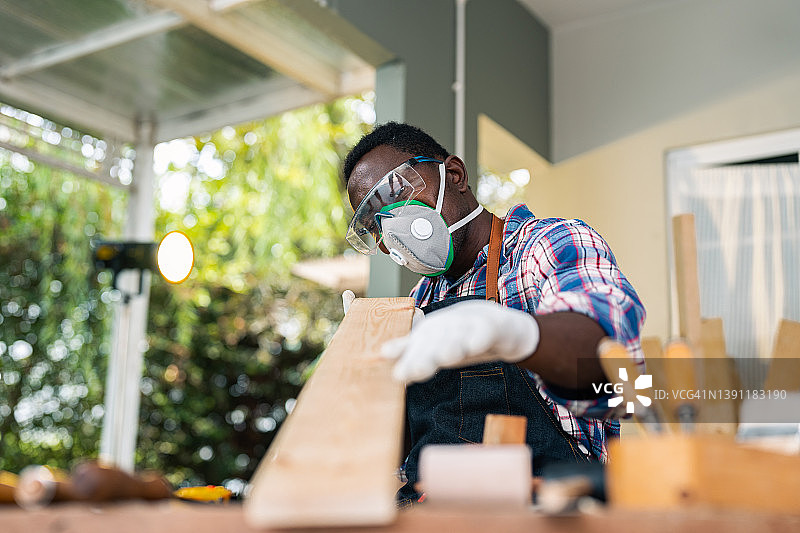 木匠在车间检查木板图片素材