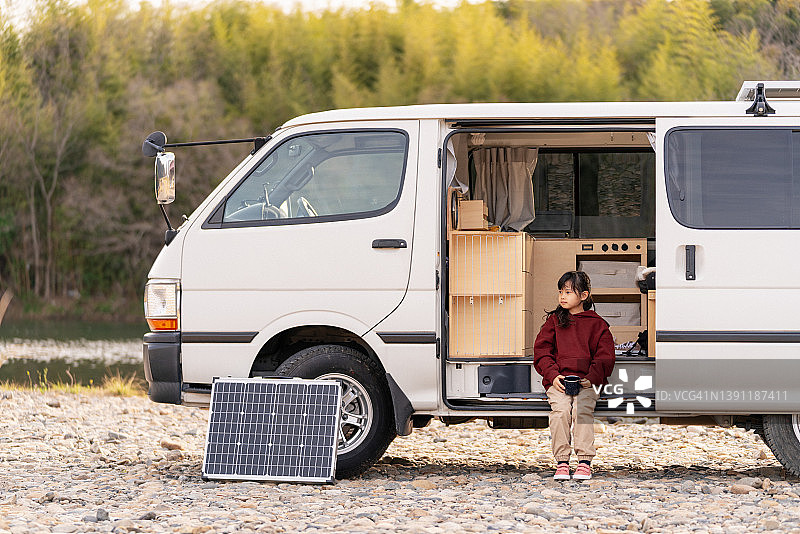 在露营车里放松的年轻女孩图片素材
