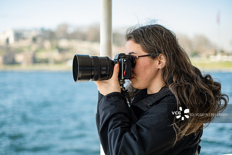 女摄影师拍摄船只图片素材