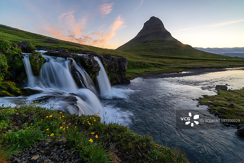 冰岛日出时分的教堂山和瀑布，美丽景色图片素材