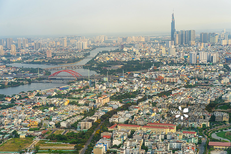 飞机上俯瞰胡志明市（西贡）和西贡河图片素材