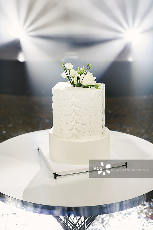 婚礼上为新人准备的精美结婚蛋糕，宴会上的生日蛋糕图片素材