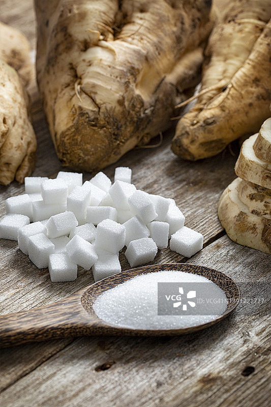 生的甜菜根与砂糖和方糖图片素材