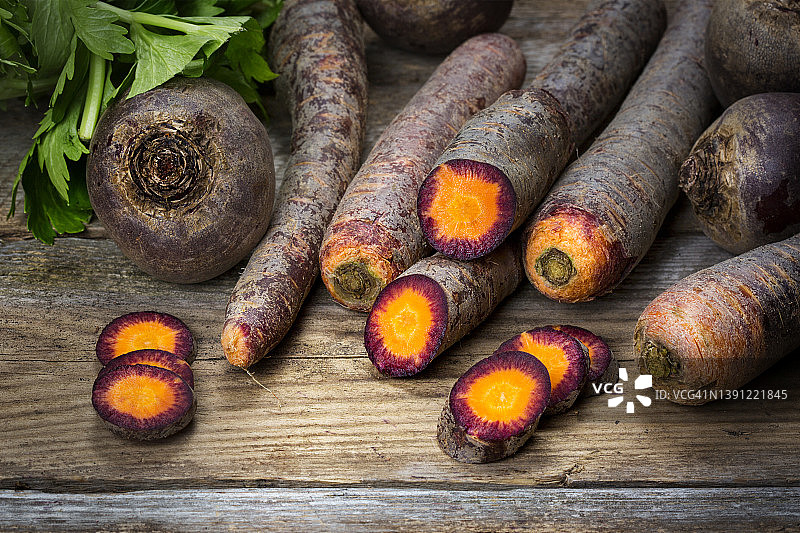 根类蔬菜：甜菜和彩色胡萝卜图片素材