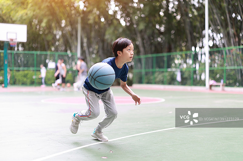 打篮球的小男孩图片素材