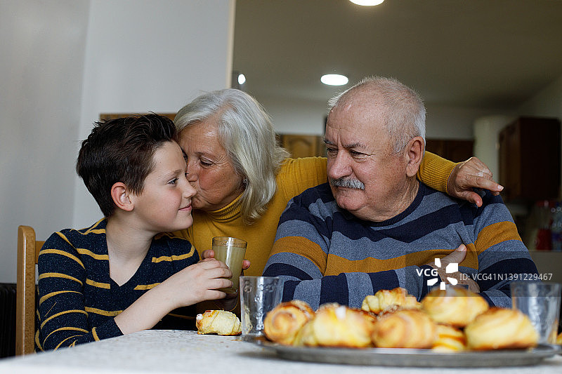 祖孙共进早餐图片素材