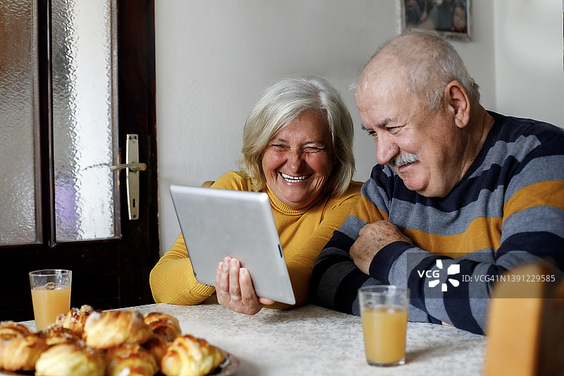 年长夫妇在线购物图片素材