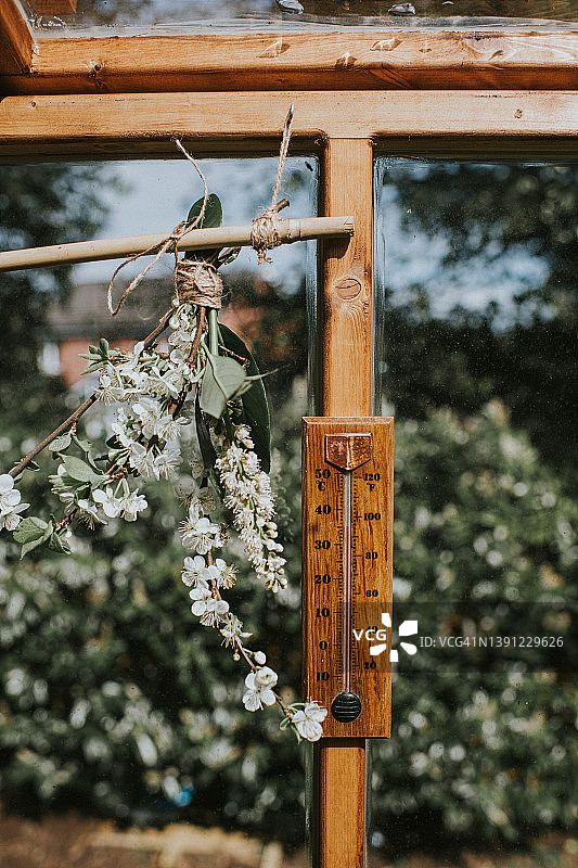 木制温度计和花束特写图片素材