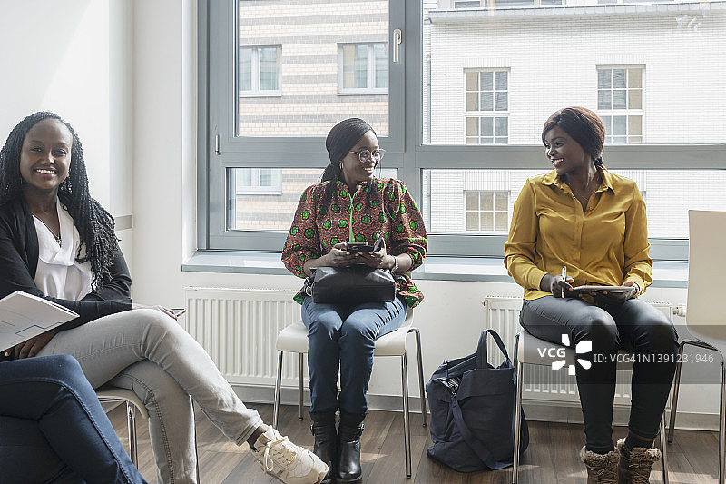 在医生诊所候诊室的女病人图片素材