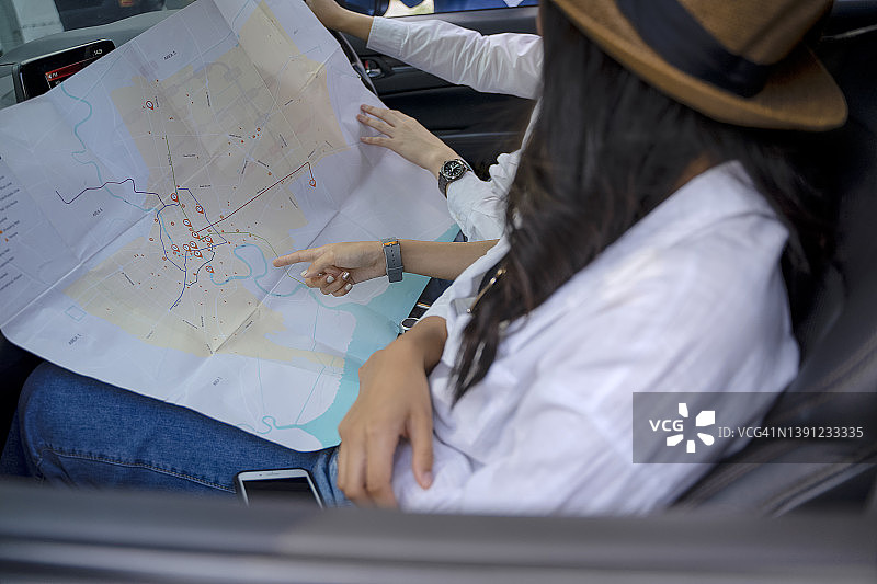 游客正在进行公路旅行，携带行李箱准备出发图片素材