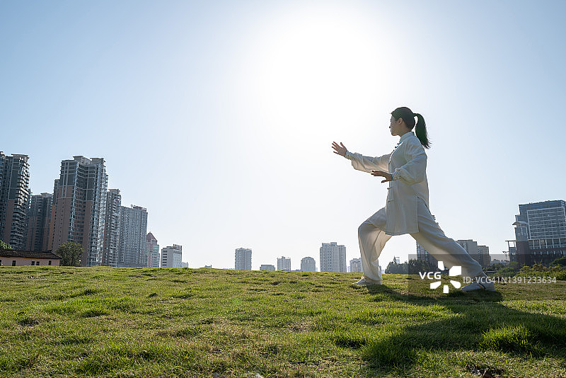 在公园里打太极的健身运动图片素材