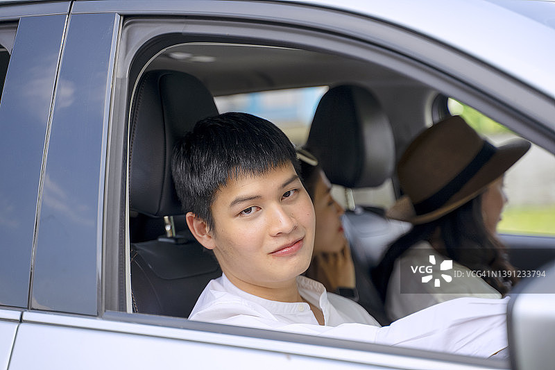 游客正在进行公路旅行，携带行李箱准备出发图片素材