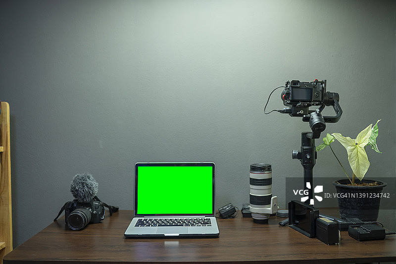 博主或内容创作者的笔记本电脑和相机设备图片素材