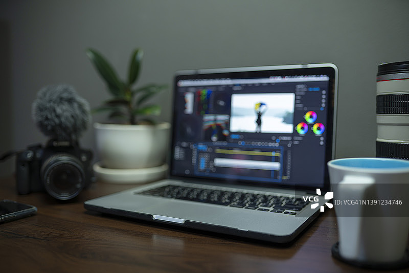 视频博主内容创作者的笔记本电脑编辑设备图片素材