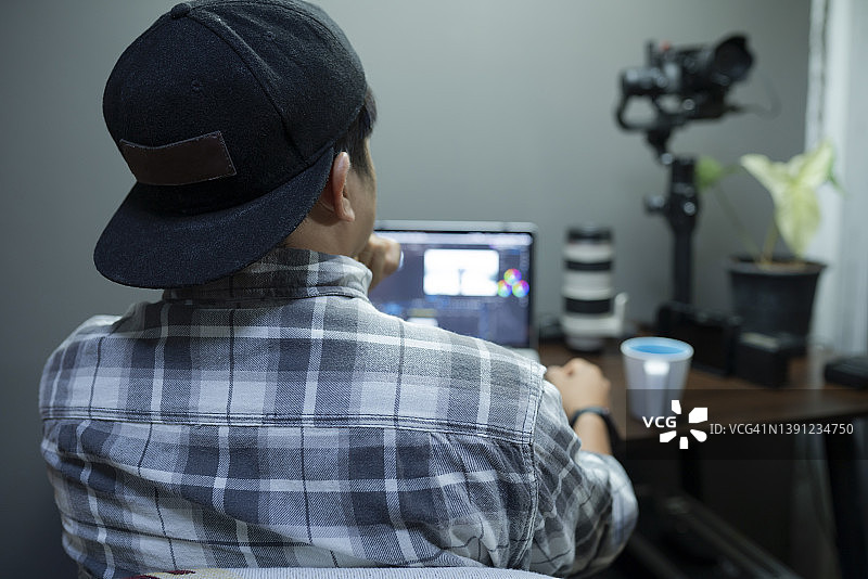 创作者在桌前编辑视频思考新的视频内容趋势图片素材