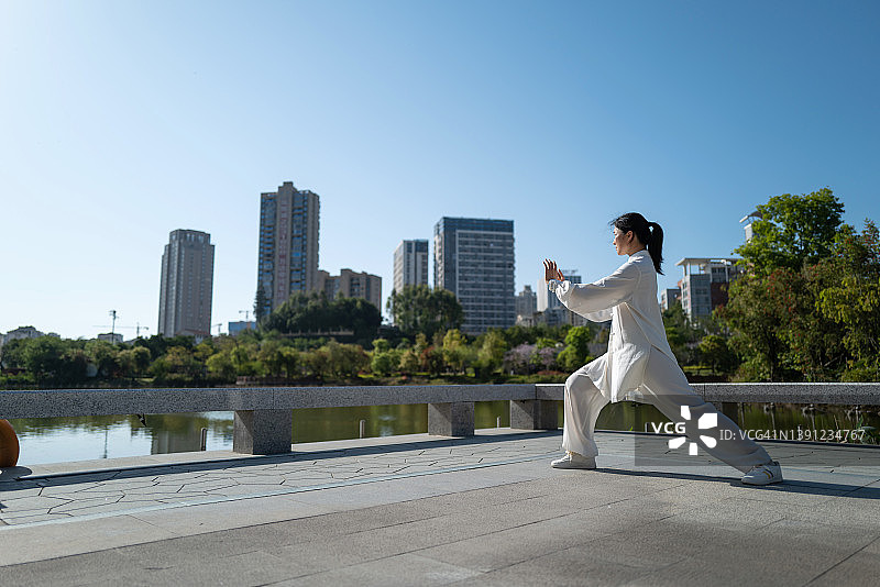 在公园里打太极的健身运动图片素材