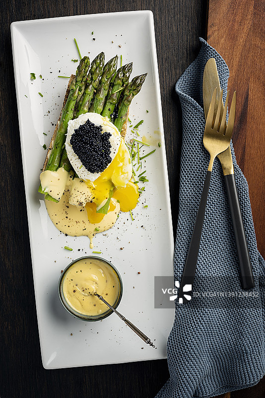 芦笋配荷兰酱和黑色鱼子酱图片素材