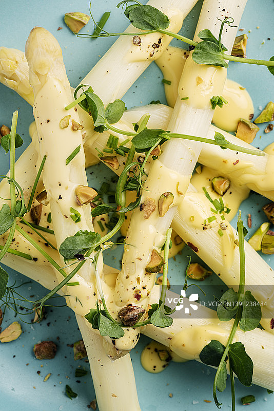 白色芦笋和开心果图片素材