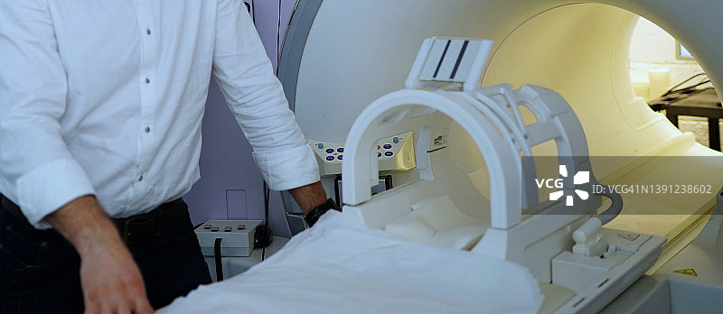 MRI技师，扫描前的床图片素材