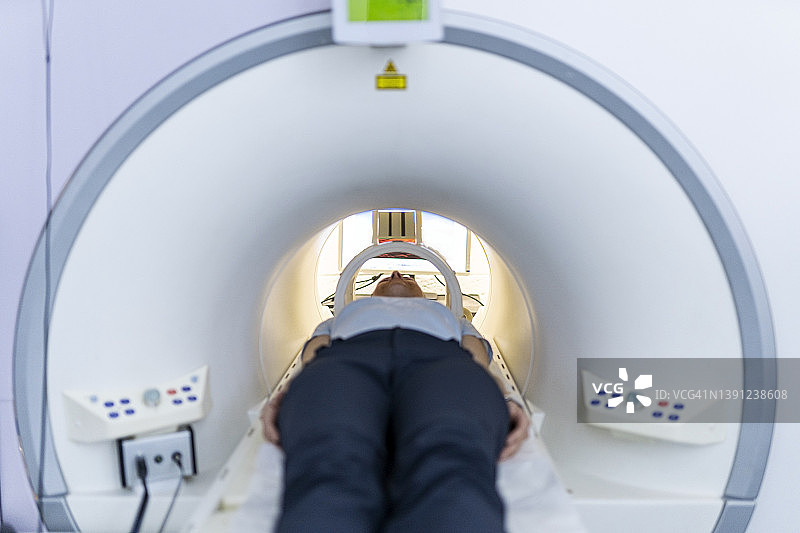年轻女性在医院接受MRI脑部扫描 - 医疗保健概念图片素材