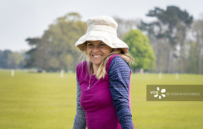 旅行世界：在花园公园里，女子在田野中放松身心图片素材