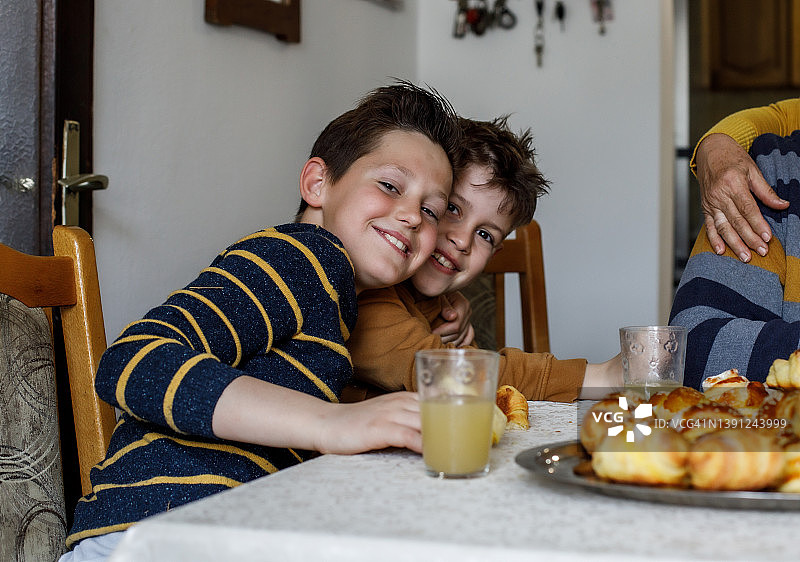 兄弟们在喝橙汁图片素材