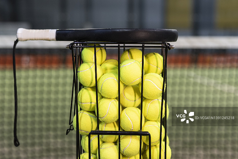 板式网球拍和球，准备好学习比赛的球篮图片素材