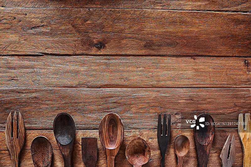 乡村背景上的木制厨房用具俯视图图片素材
