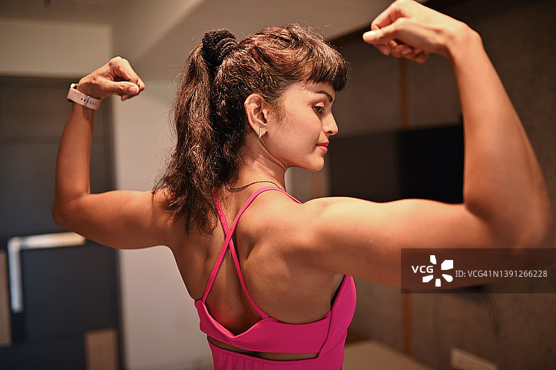 展示肌肉身材的健美女人图片素材