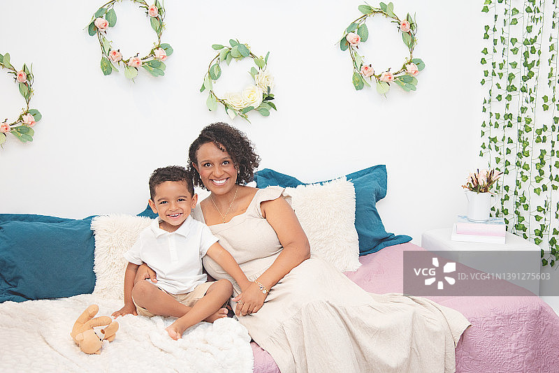 母子庆祝母亲节图片素材