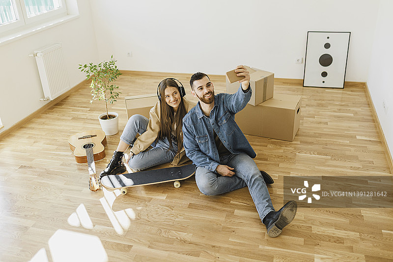 快乐情侣在新公寓里视频通话图片素材