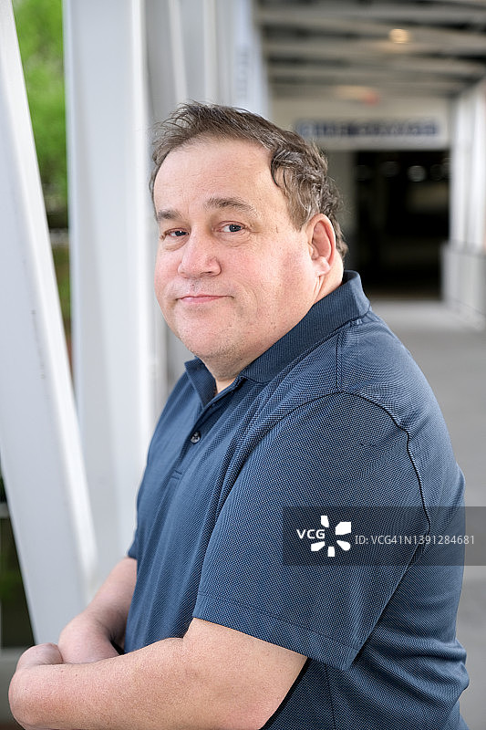 患有自闭症的中年男人户外肖像图片素材