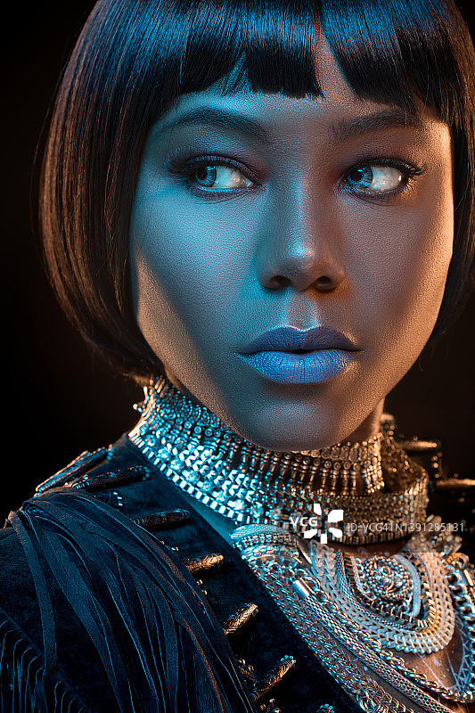 美丽的棕发民族女战士佩戴指甲花纹身图片素材