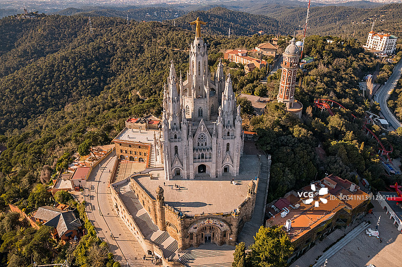阳光明媚的日子里，巴塞罗那附近蒂比达博山上耶稣圣心赎罪堂的景色图片素材