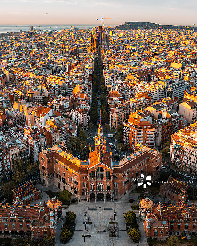 巴塞罗那日出天际线，圣家堂与圣十字圣保罗医院图片素材