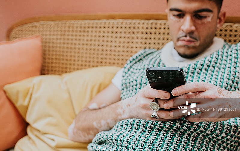 男人手持智能手机特写图片素材