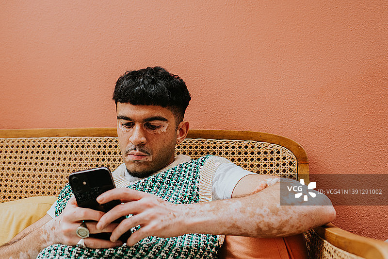 一个男人拿着智能手机图片素材