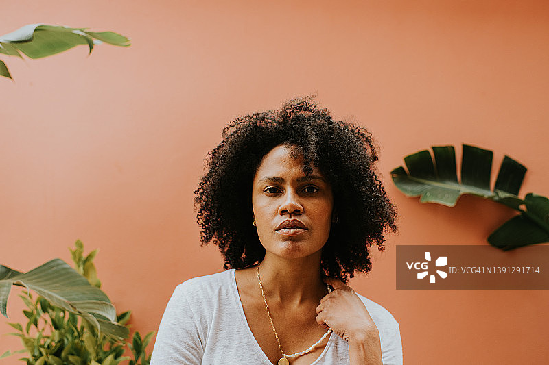 直视镜头的黑人美丽女人肖像图片素材
