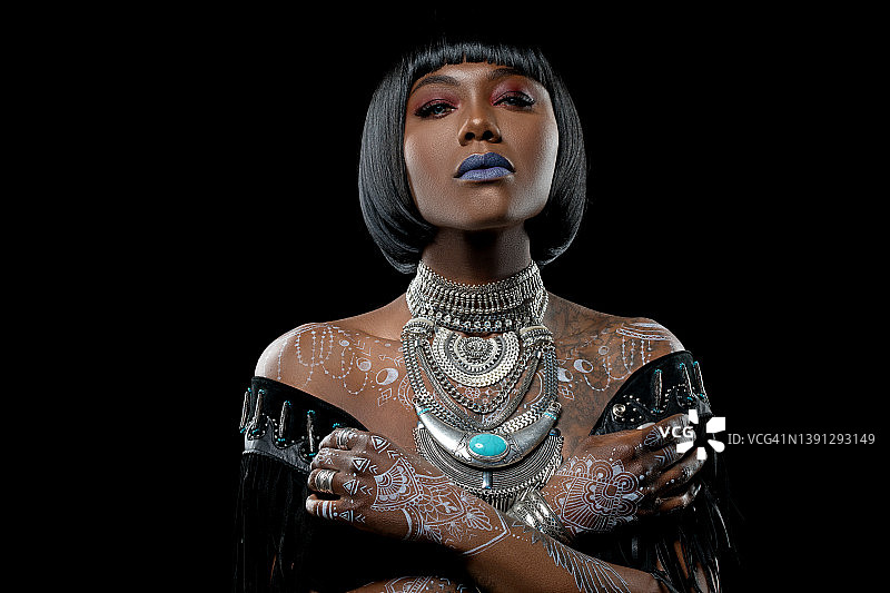 美丽的棕发民族女战士佩戴指甲花纹身图片素材