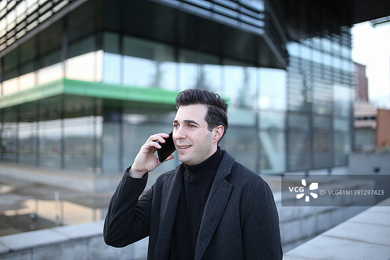 在城市中使用手机的商人（素材照片）图片素材