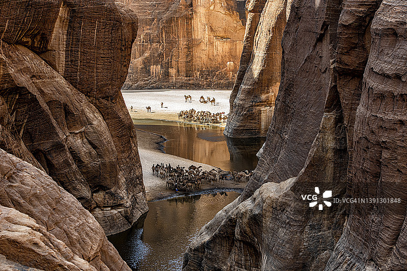 恩内迪地块撒哈拉查德的传奇水潭景观图片素材