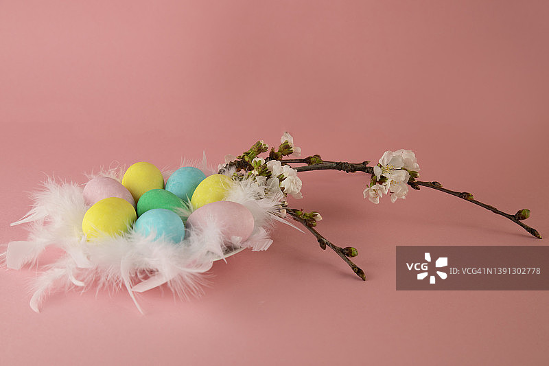复活节快乐！粉色背景彩色复活节彩蛋巢图片素材