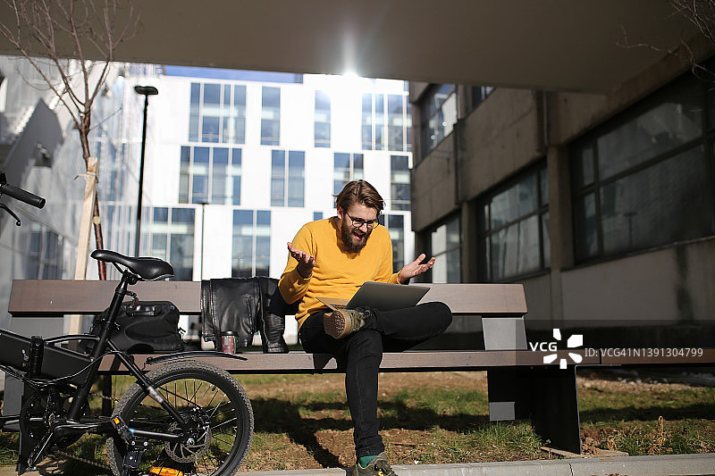 商务通勤者骑电动自行车用可重复使用的咖啡杯喝咖啡图片素材