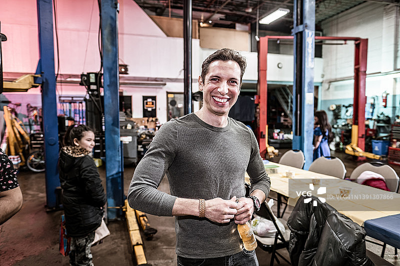 拉丁男人在嘉年华派对上开啤酒图片素材