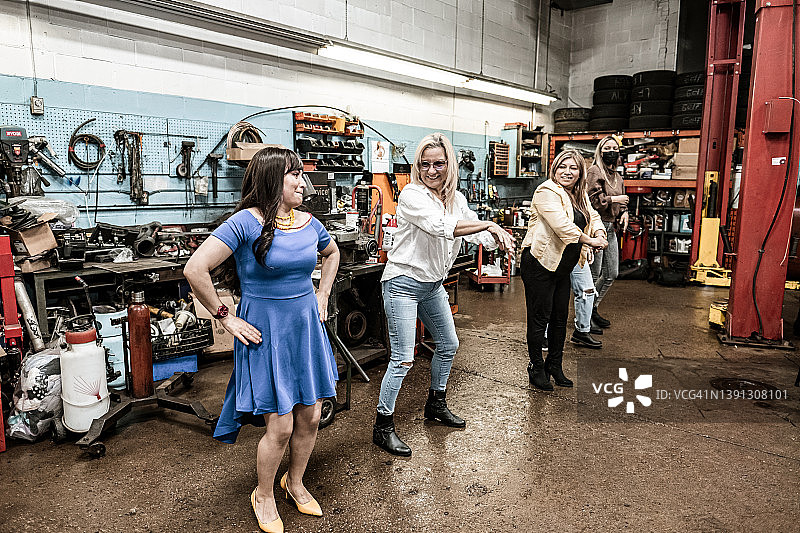 在生日派对上跳舞的拉丁女人们图片素材