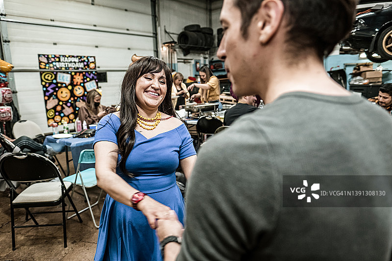 在生日聚会上跳舞的拉丁夫妇图片素材