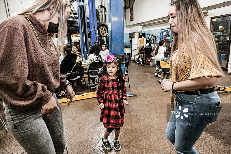 在生日派对上跳舞的拉丁美洲妇女和女孩图片素材