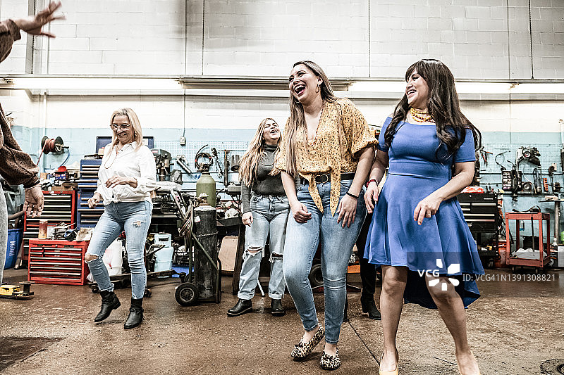 在生日派对上跳舞的拉丁女人们图片素材