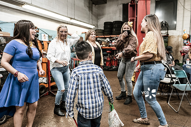 在生日派对上跳舞的拉丁女人们图片素材